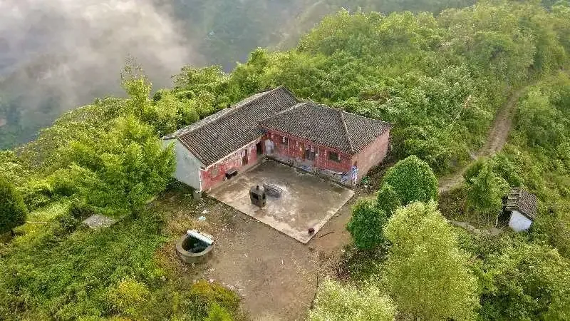 依托“两色”基调 打造“六好”景区