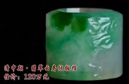 小伙80万买翡翠扳指，大家都觉得是假货，专家却