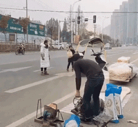 搞笑gif神评：一个人无聊起来什么都做得出来