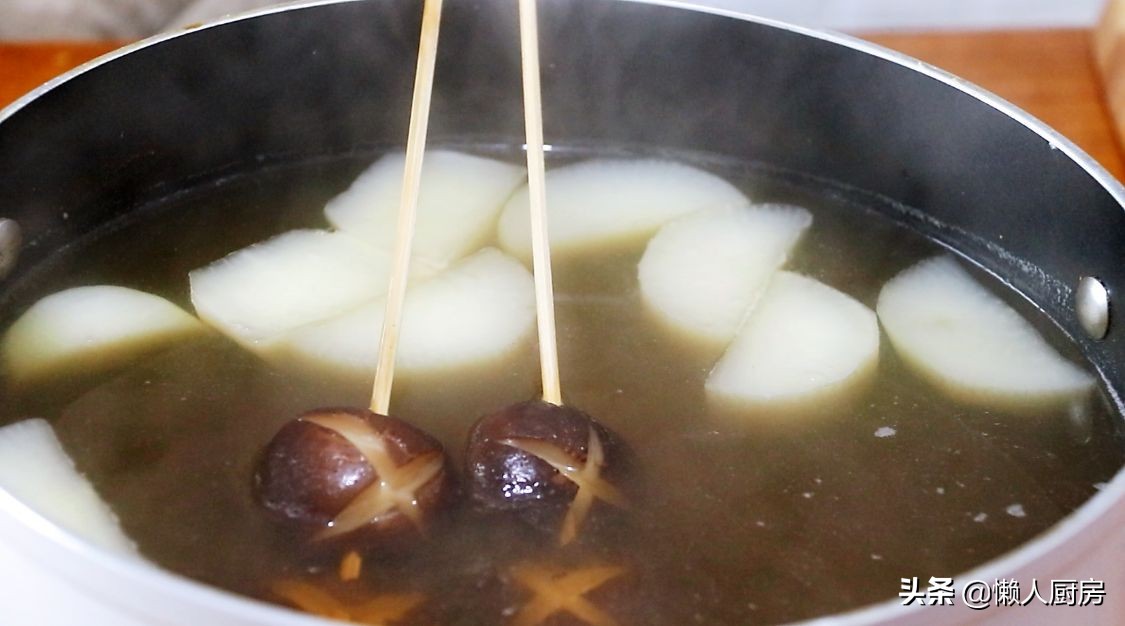 萝卜不直接吃，切成块下锅熬汤，配上火锅丸子，在家做懒人关东煮