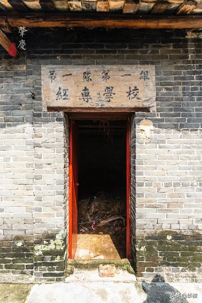 A mysterious "gossip village" actually uses house walls to make village walls, so thieves will get lost
