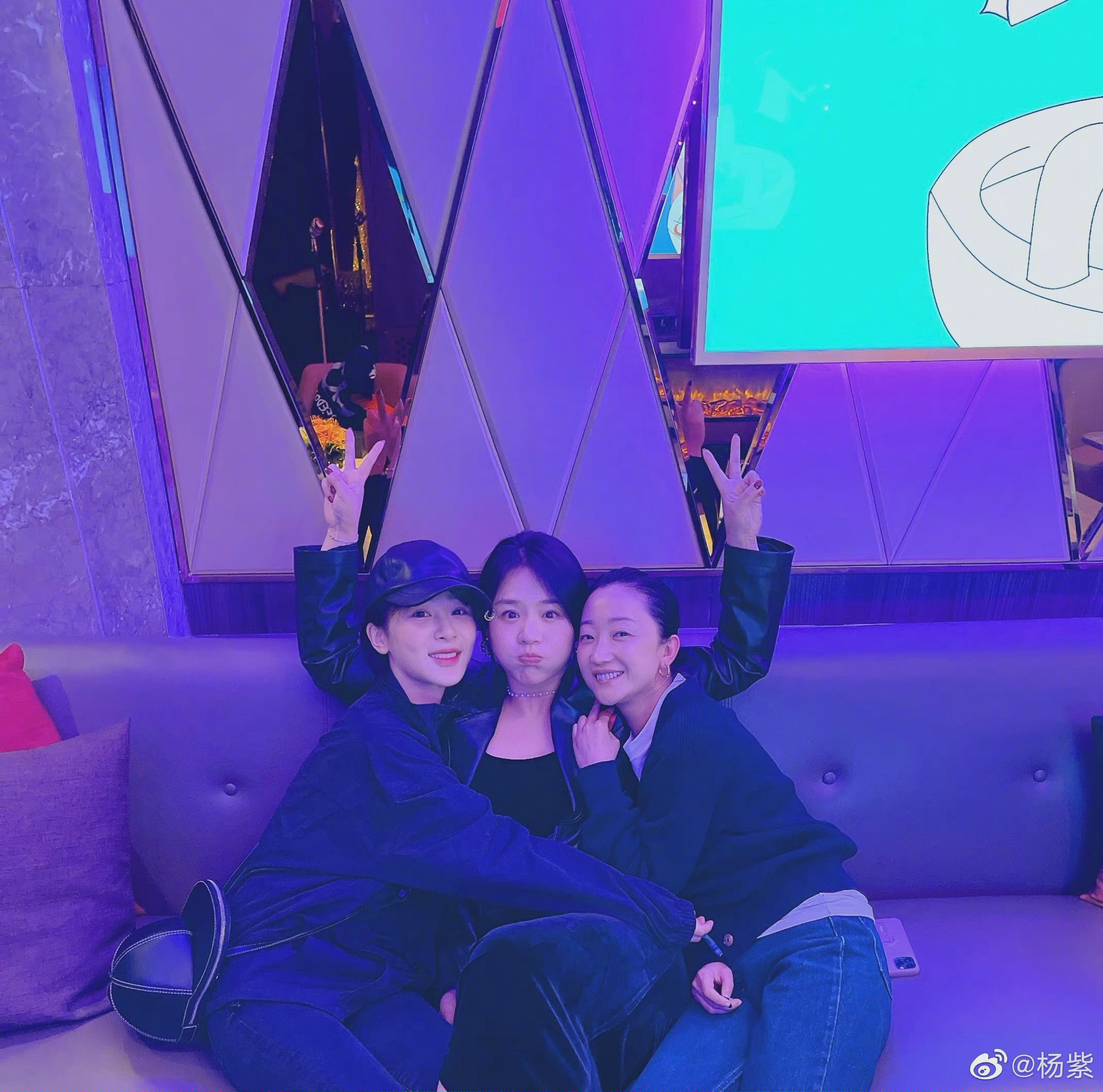 马思纯谢谢杨紫最难时候的陪伴尽显闺蜜情义