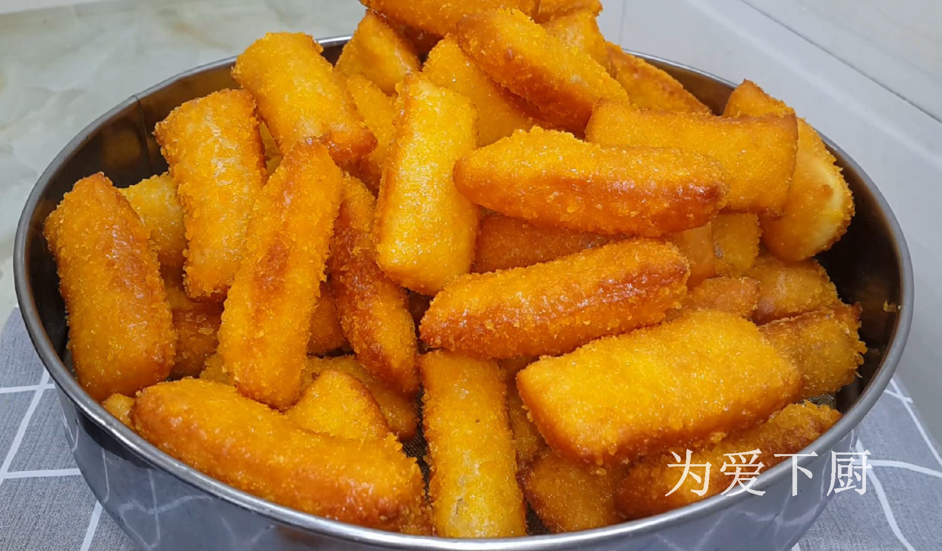 零食这样做才简单，加2个鸡蛋，外焦里软又香甜，比面包油条好吃
