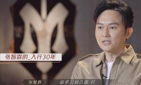 网友偶遇袁咏仪买名牌包，张智霖在旁等候，随时准备掏15万元买单