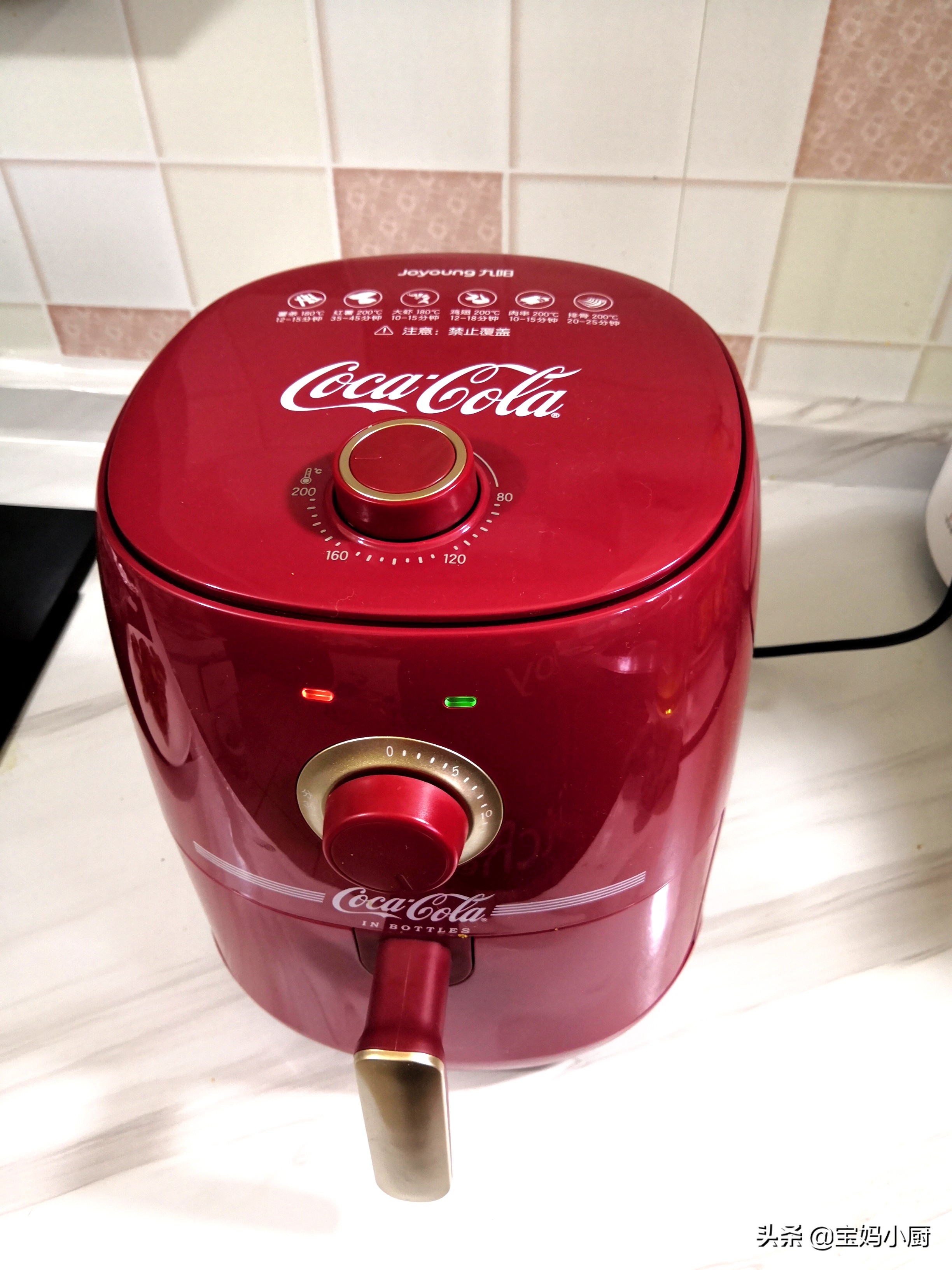 宝妈给孩子做炸鸡翅，不用一滴油，用料简单不繁琐，吃着可香了