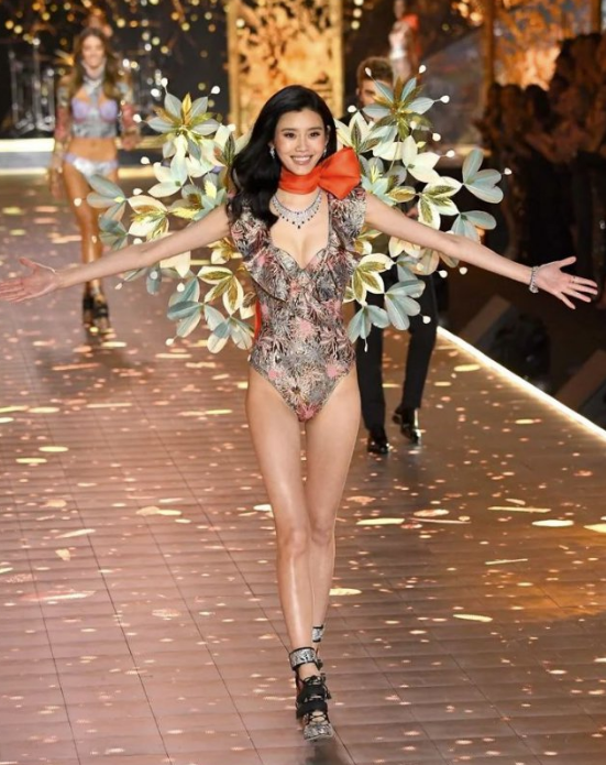 千亿儿媳喜事多！继奚梦瑶怀2胎后，郭碧婷遛娃小腹隆起疑似怀2胎