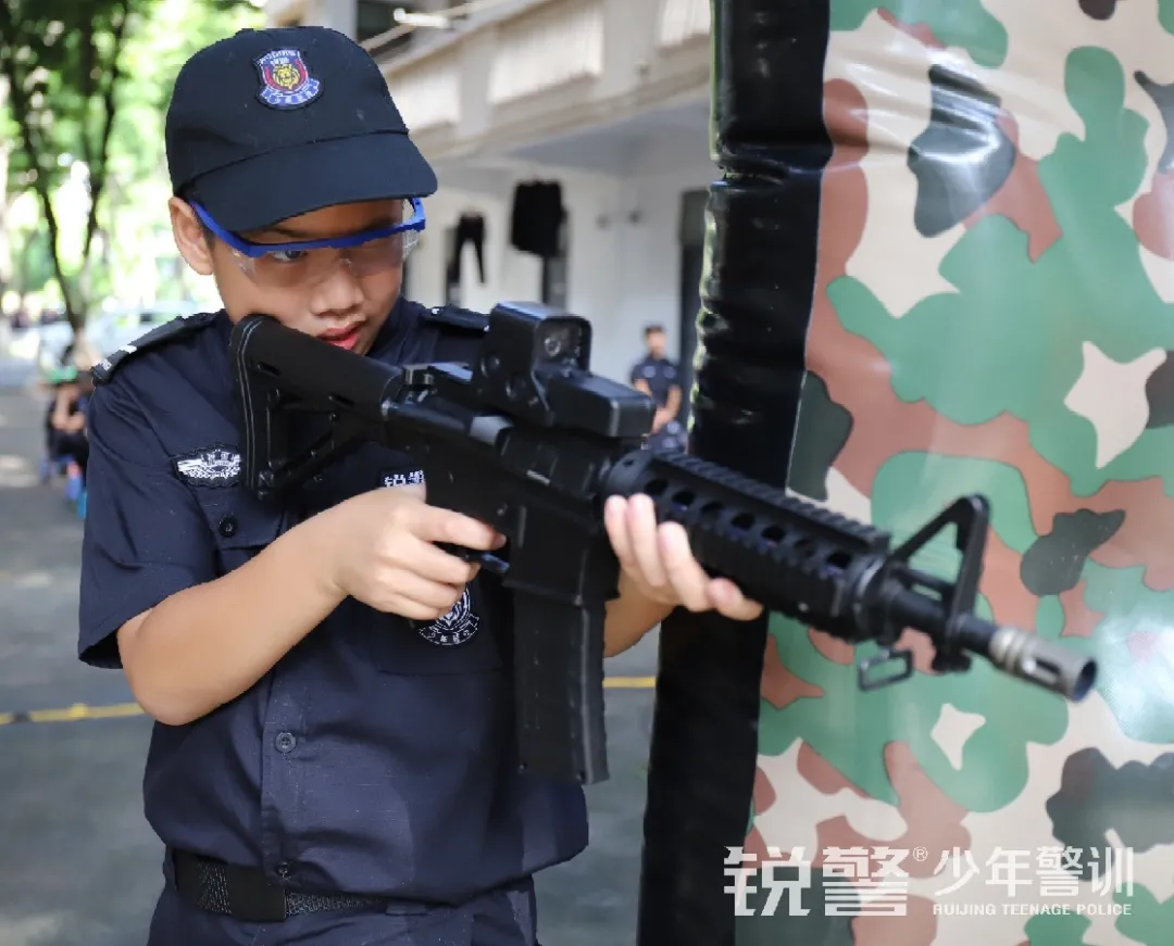 锐警少年警训夏令营：雏鹰新飞，温室小花蜕变之旅，成长的力量