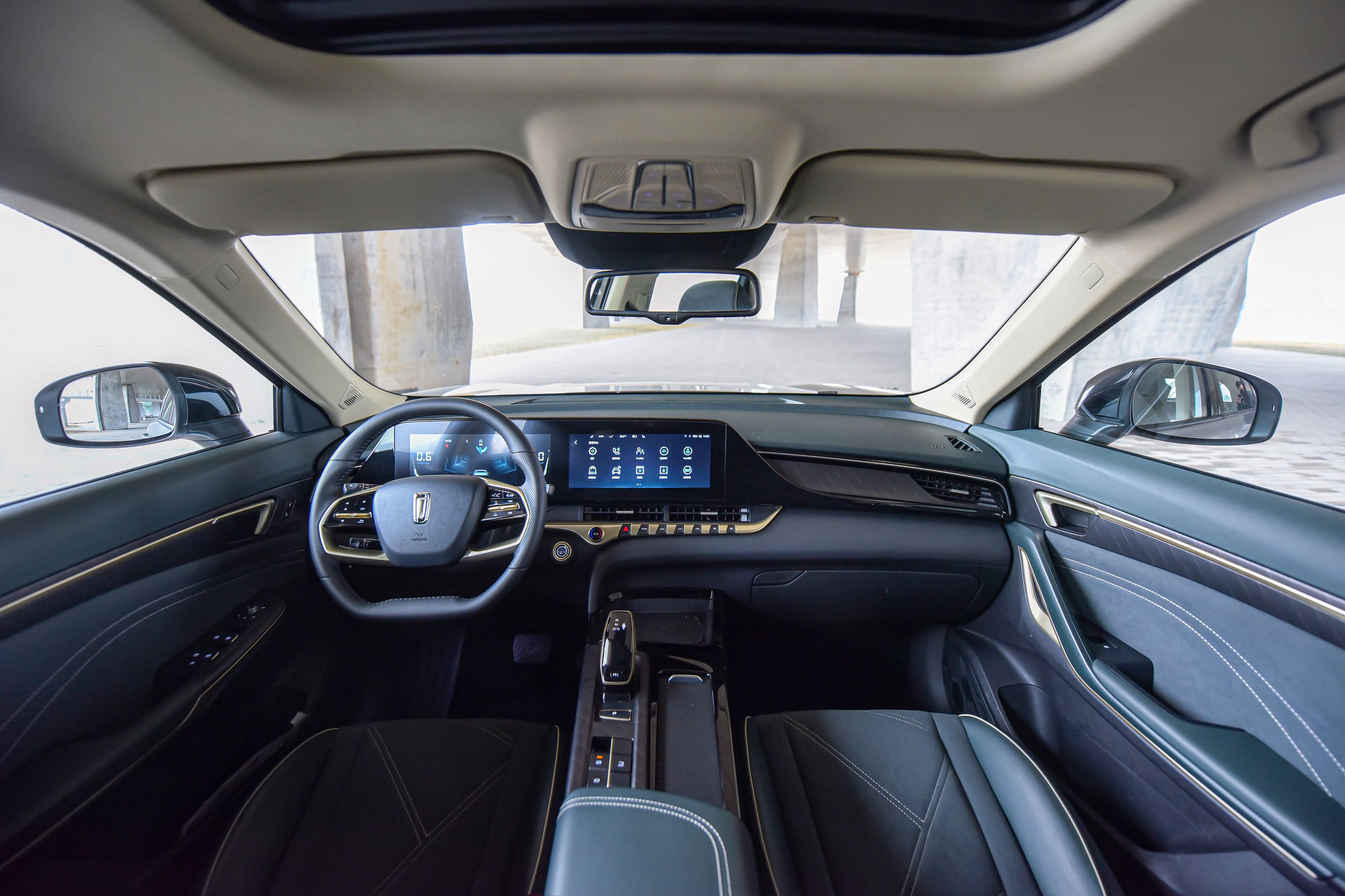 内饰方面,奔腾t55牛犇版采用了环抱式驾舱设计,整个中控台要更偏向于