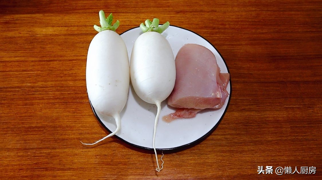 雞脯肉做丸子吃著太柴，加點白蘿蔔和它，丸子軟嫩，下鍋不容易散