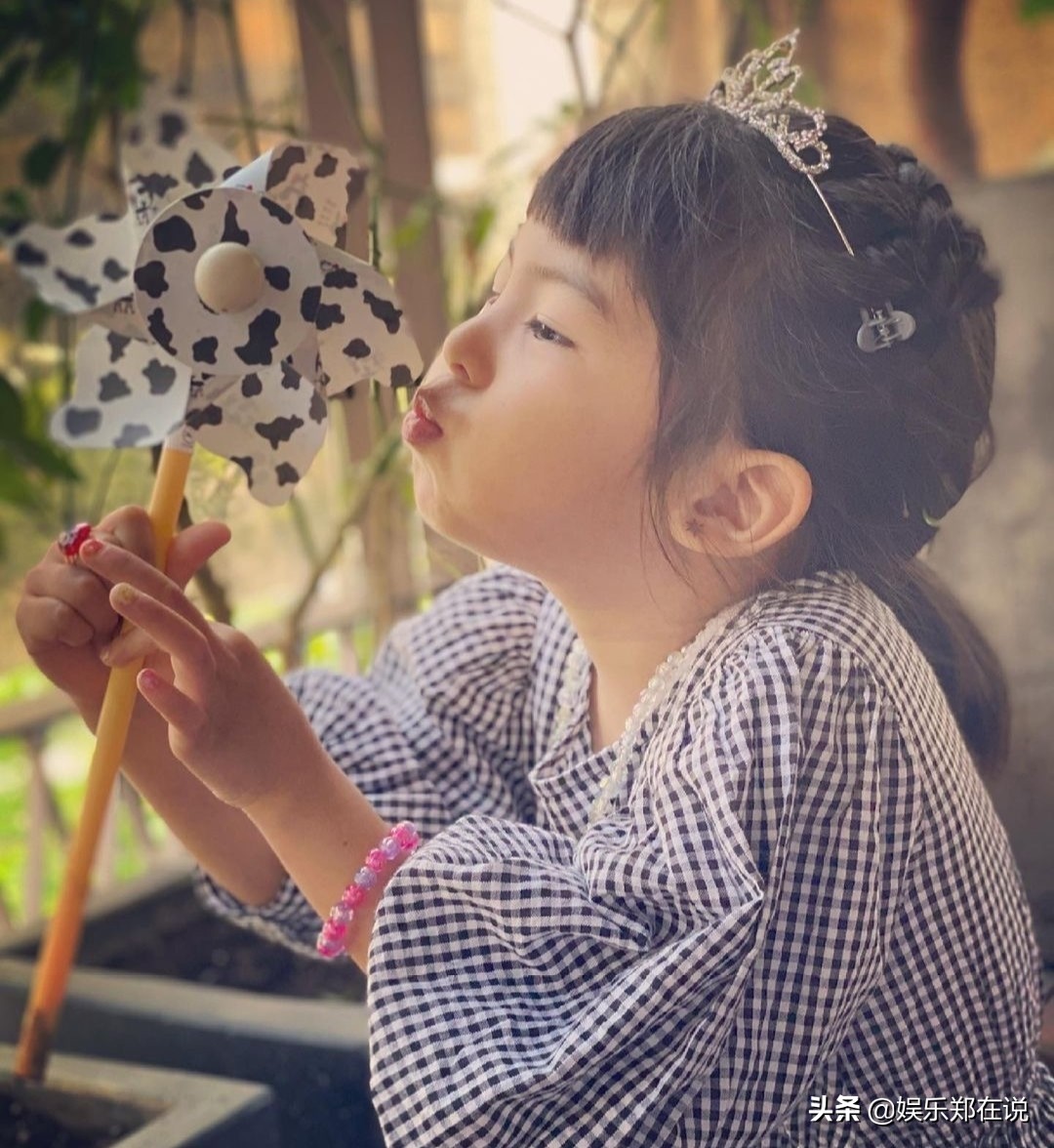 修傑楷曬女兒近照，咘咘眼神盡顯寵溺，Bo妞笑露牙齒喜感十足