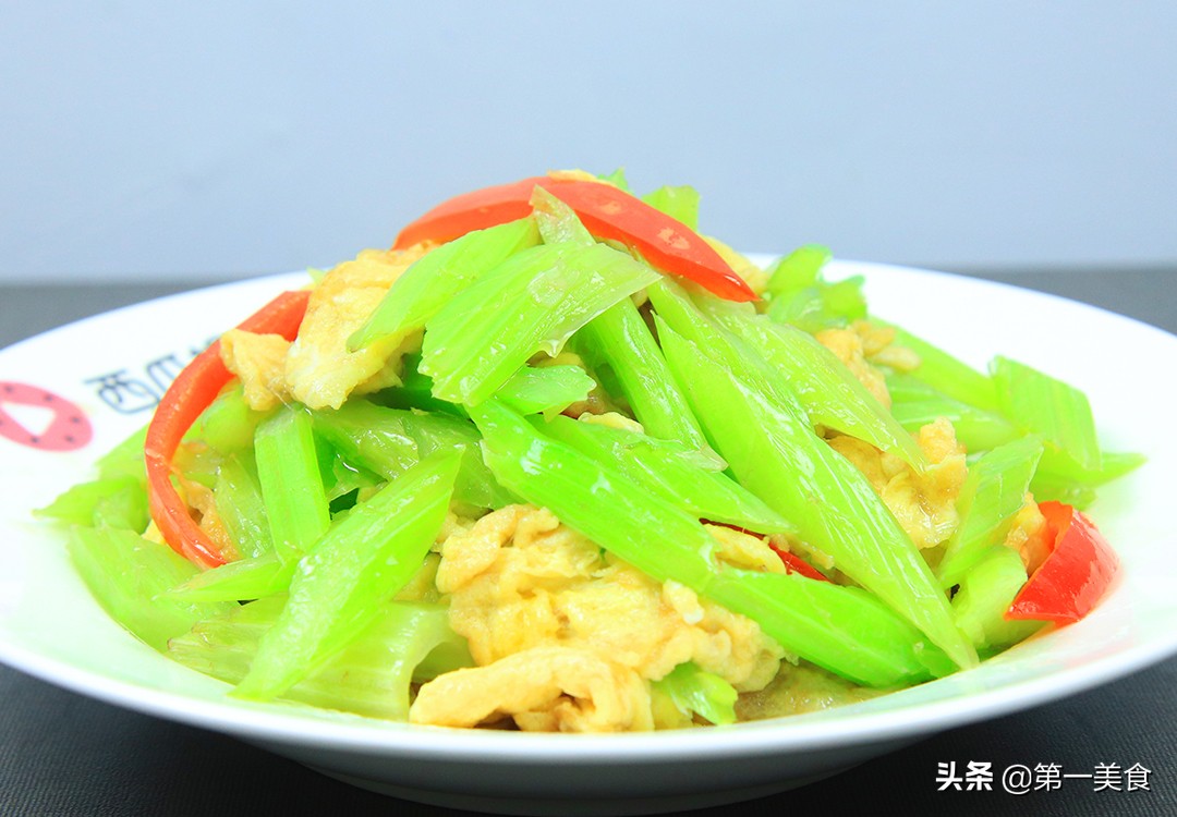 图片[1]-【西芹炒鸡蛋】做法步骤图 清脆入味 热量低更健康-起舞食谱网