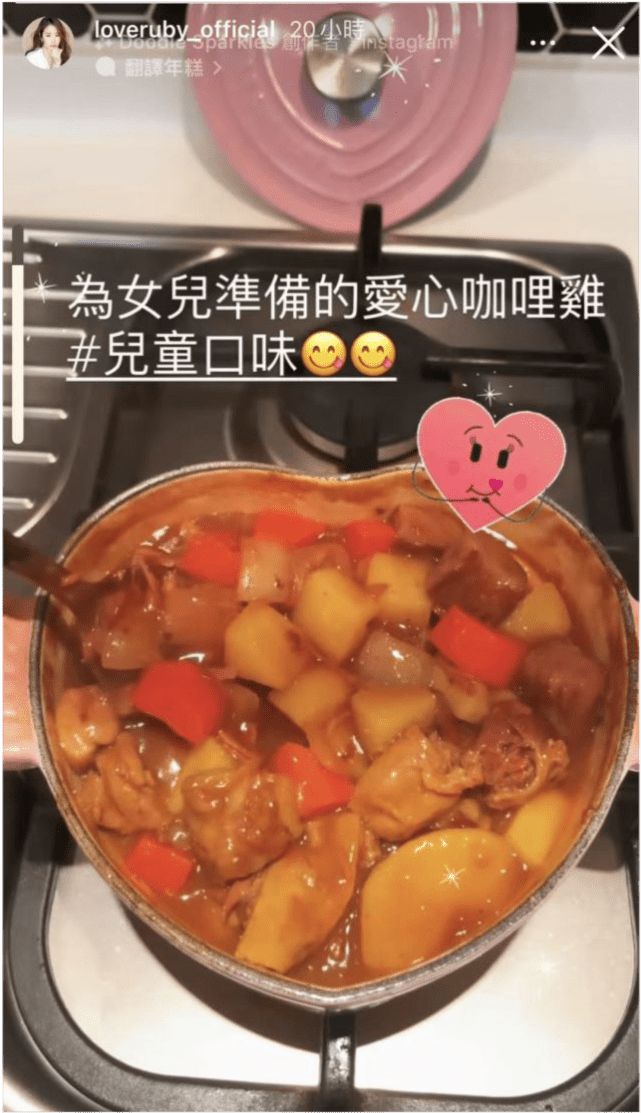 林心如晒下厨动态意外公开女儿声音，霍建华边等吃边陪小海豚玩