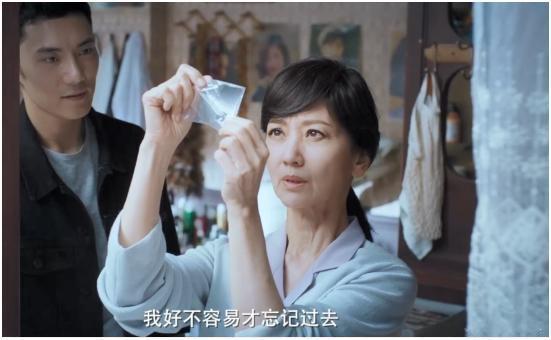66岁赵雅芝晒私藏美照！酷帅装扮霸气出场，花甲年纪变女强人
