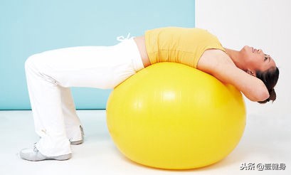 如何使用瑜伽球？7招在家用就能练核心肌群的动作，紧实全身线条