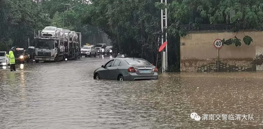 临渭交警：我为群众办实事 雨中“荧光绿” 守护群众安全行