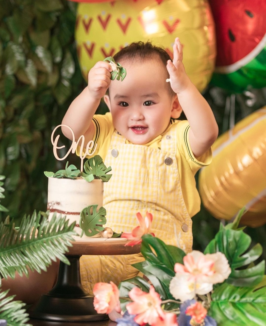 郑嘉颖次子满一周岁，陈凯琳晒照为其庆生，弟弟和哥哥像双胞胎