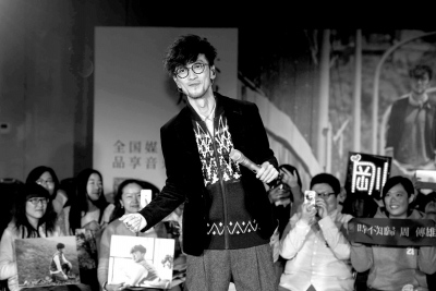 舞台|周传雄重返舞台被新人点评引争议 “情歌教父”这些年到底经历了什么