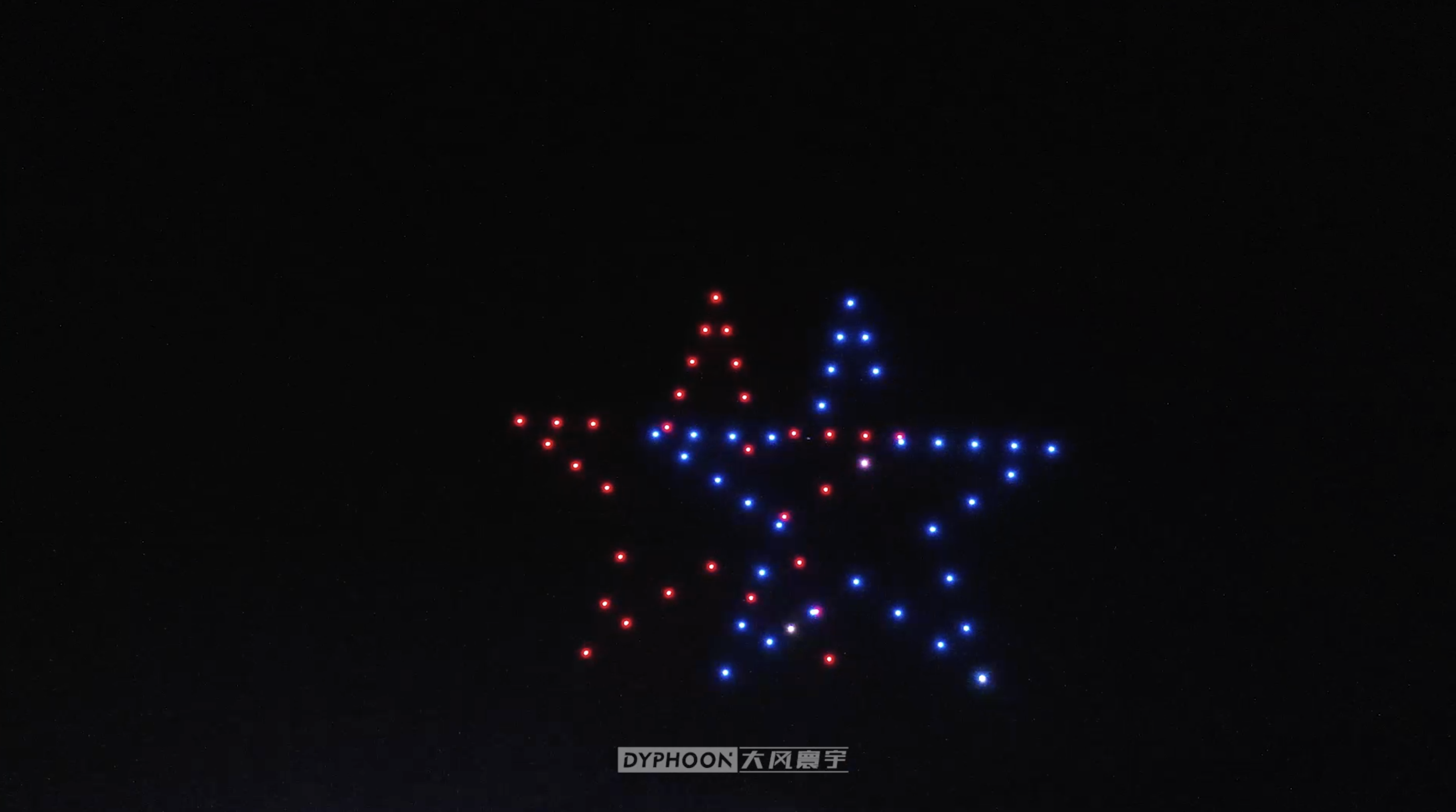 大風(fēng)寰宇百架無(wú)人機(jī)表演升空倒數(shù)，跨年夜閃耀整個(gè)清遠(yuǎn)