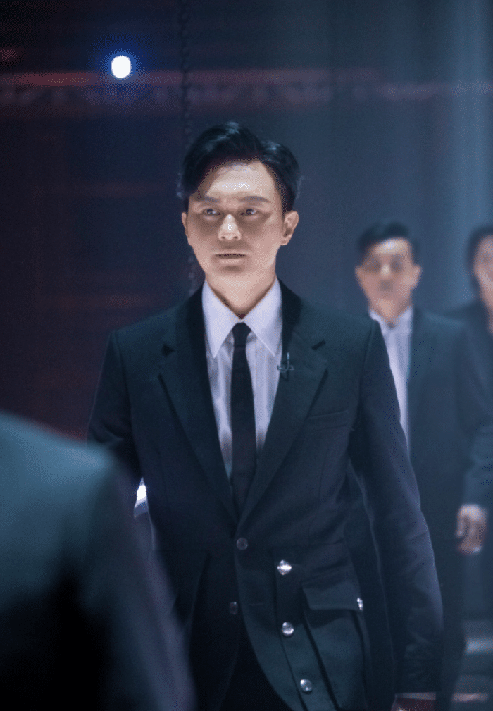 张智霖夫妇偶遇张艺兴，三人合影留念，无滤镜下袁咏仪素颜显沧桑