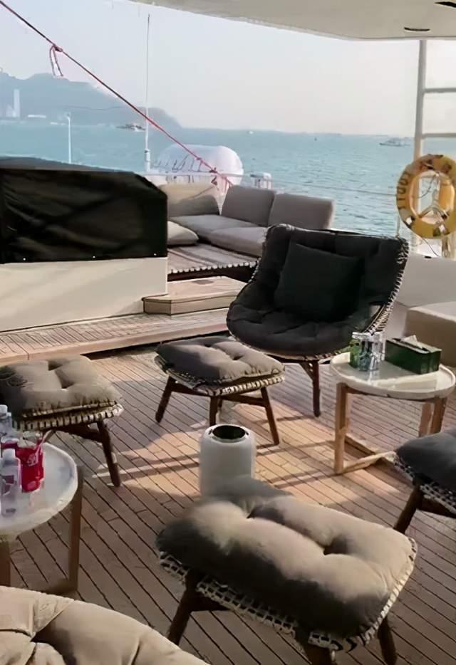 杨子居家穿万元奢侈品，豪宅曝光似宫殿，却用