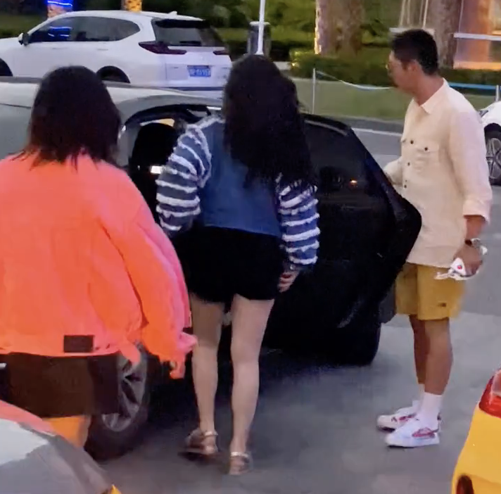 度假一家三亞度假被偶遇，神秘女孩兒現身，再被質疑是霍思燕二胎