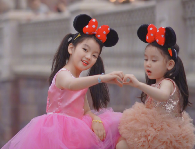 阿拉蕾和妹妹穿公主裙拍照，一件裙子从小穿到大，眼神却变了