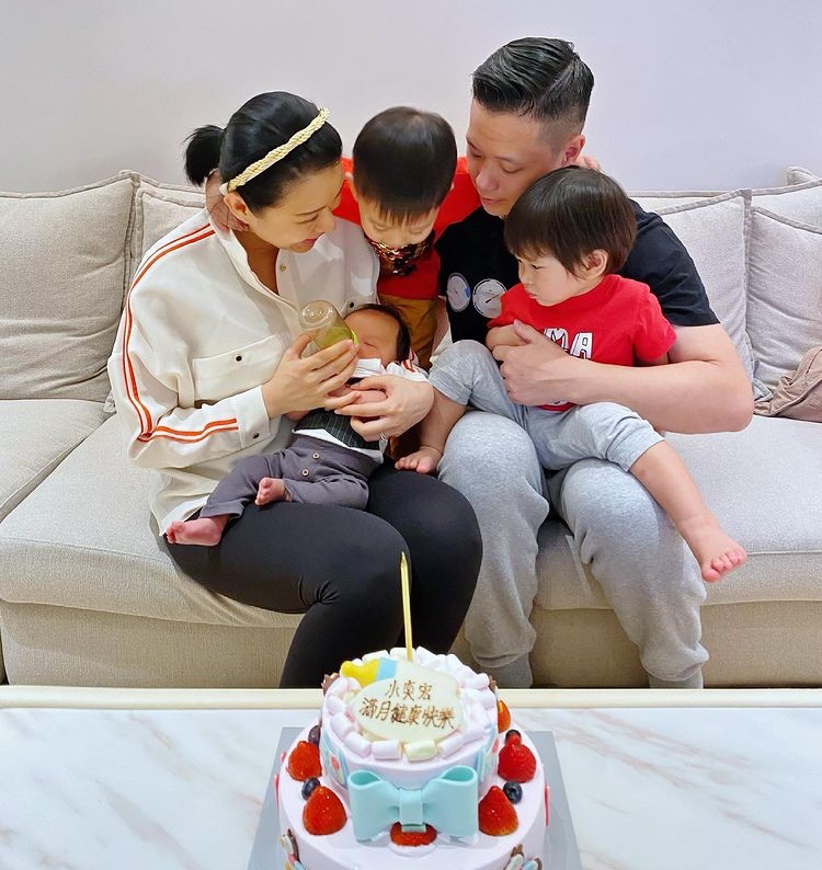胡杏兒曬全家福慶三胎兒子滿月，一家五口同框畫面溫馨幸福