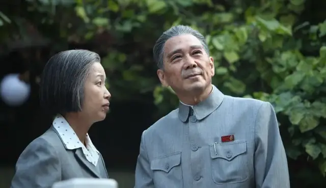 从央视主持人,到饰演周恩来夫人,她的命运因