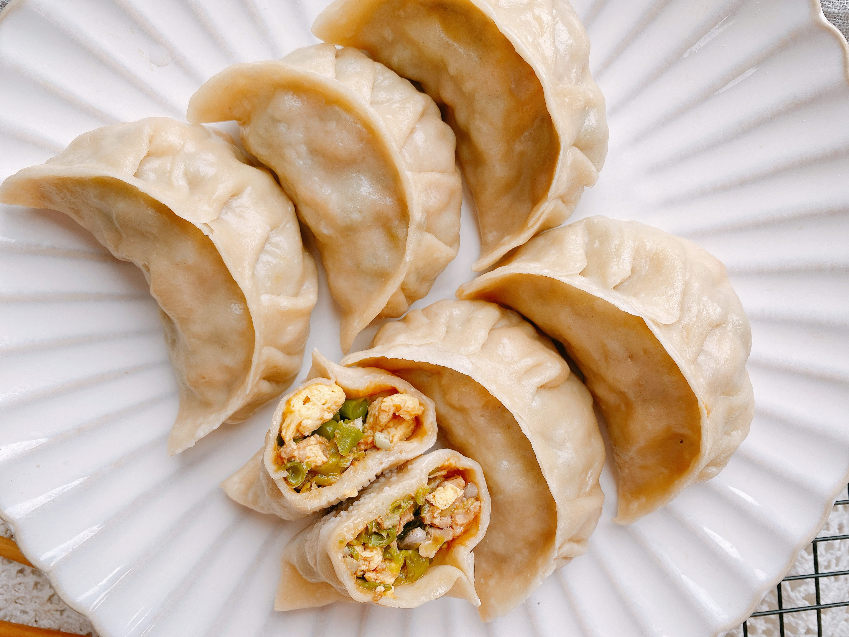 豆角做成饺子原来这么好吃，颜色翠绿不发黄，皮薄馅多，鲜嫩多汁