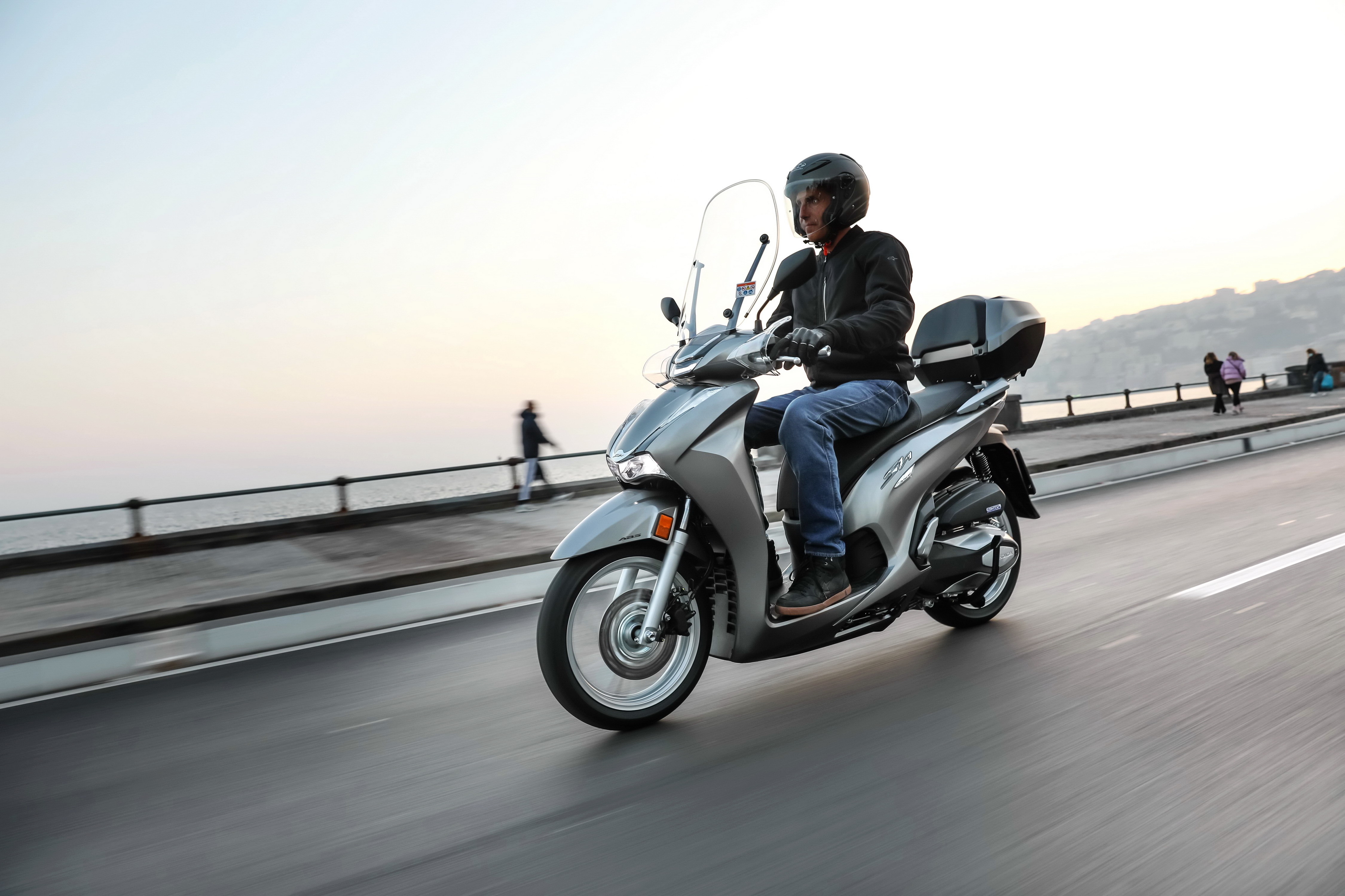Ho<em></em>nda 中型踏板的拳头 2021 SH350i：户外图集