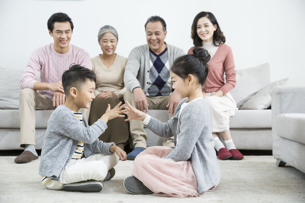 老人帶孩子若有這幾種行為，暗示是在假帶娃，父母可要注意了