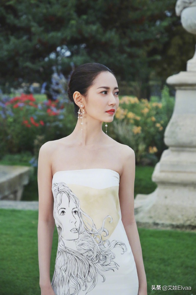 27岁陈钰琪首次巴黎时装周，抹胸人像裙脱颖而出，真给唐嫣长脸