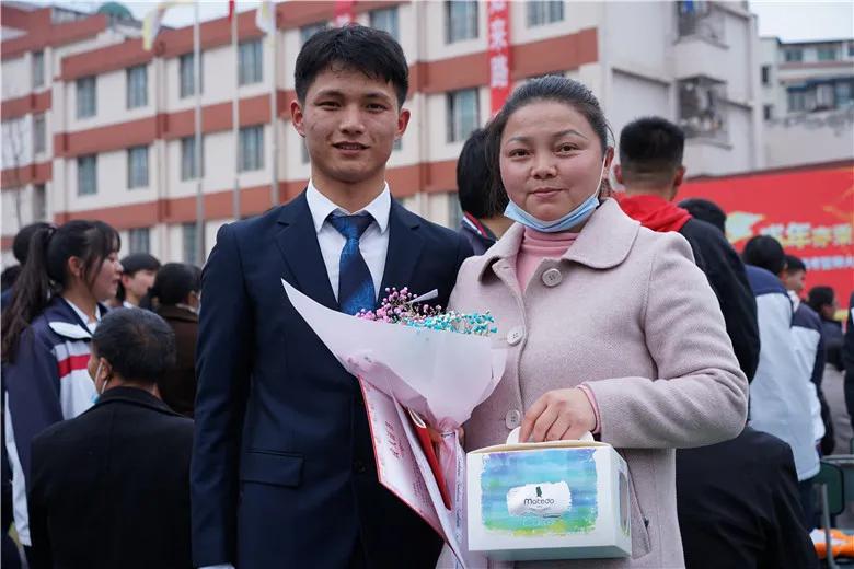 十八而志 大任始承——天府新区职业学校成人礼暨高考誓师大会