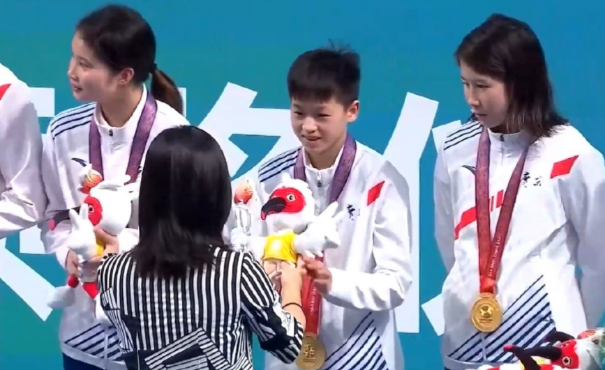 太可爱+太真实！全红婵投票给自己，发现不合适，又把微博删掉了