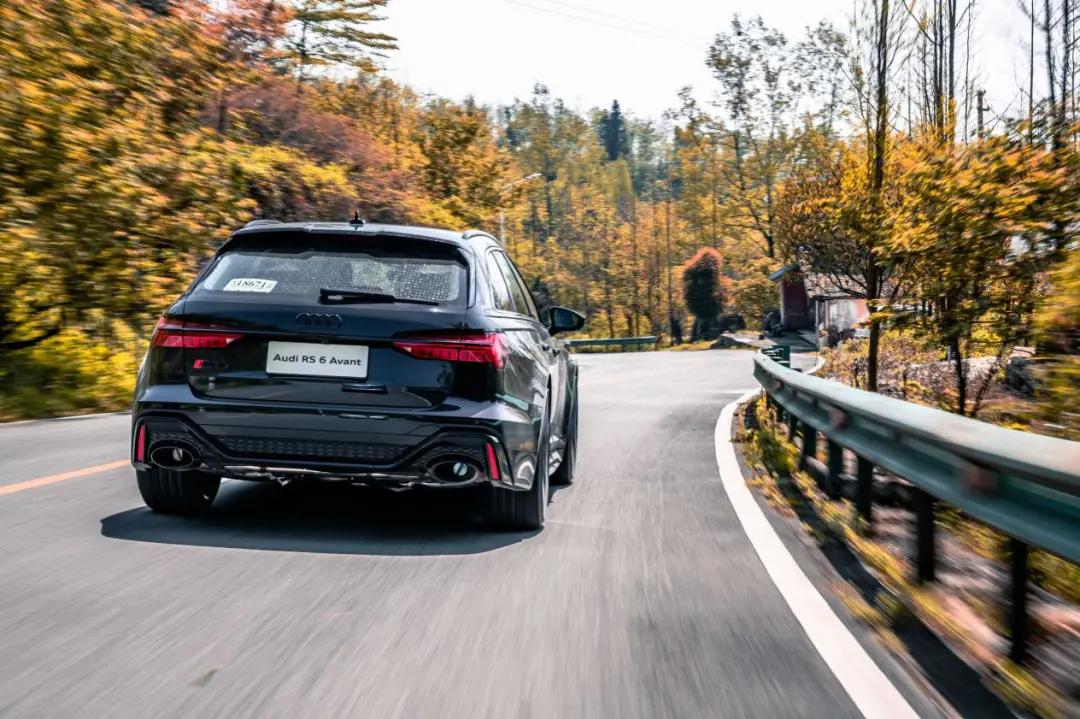 试完这台奥迪8缸性能车后发现，原来性能车也能很舒适