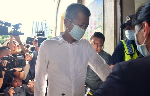黄鸿升妹妹牵手爸爸现身殡仪馆，灵堂曝光，遗照是爸爸亲自挑选
