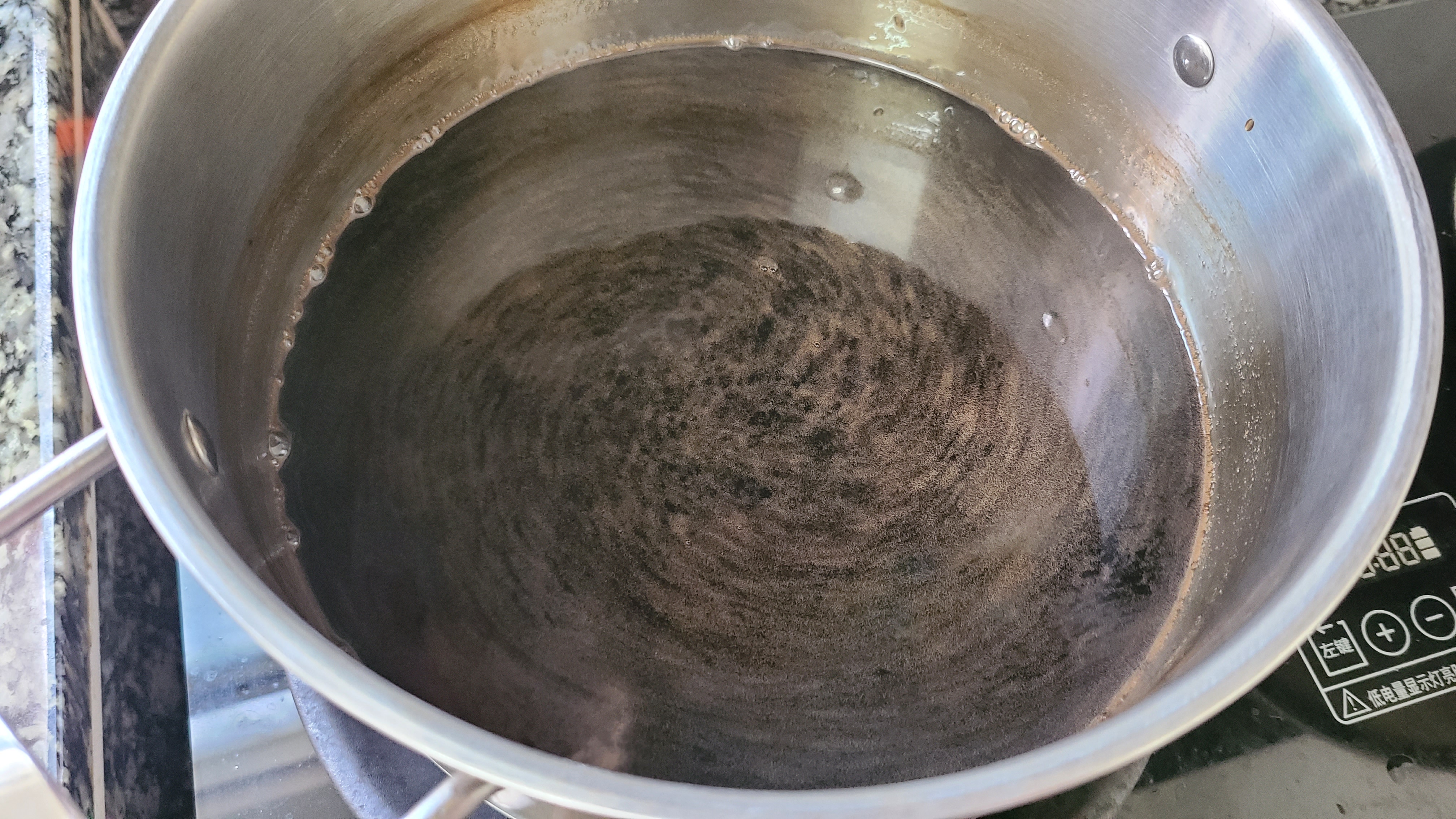 黑凉粉，是广东人夏天必吃的一道小吃，冰凉好喝，做法简单