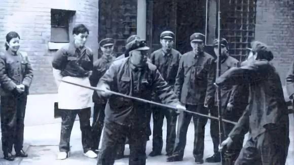 解放军有两位传奇将军，同龄、同乡、同事，还