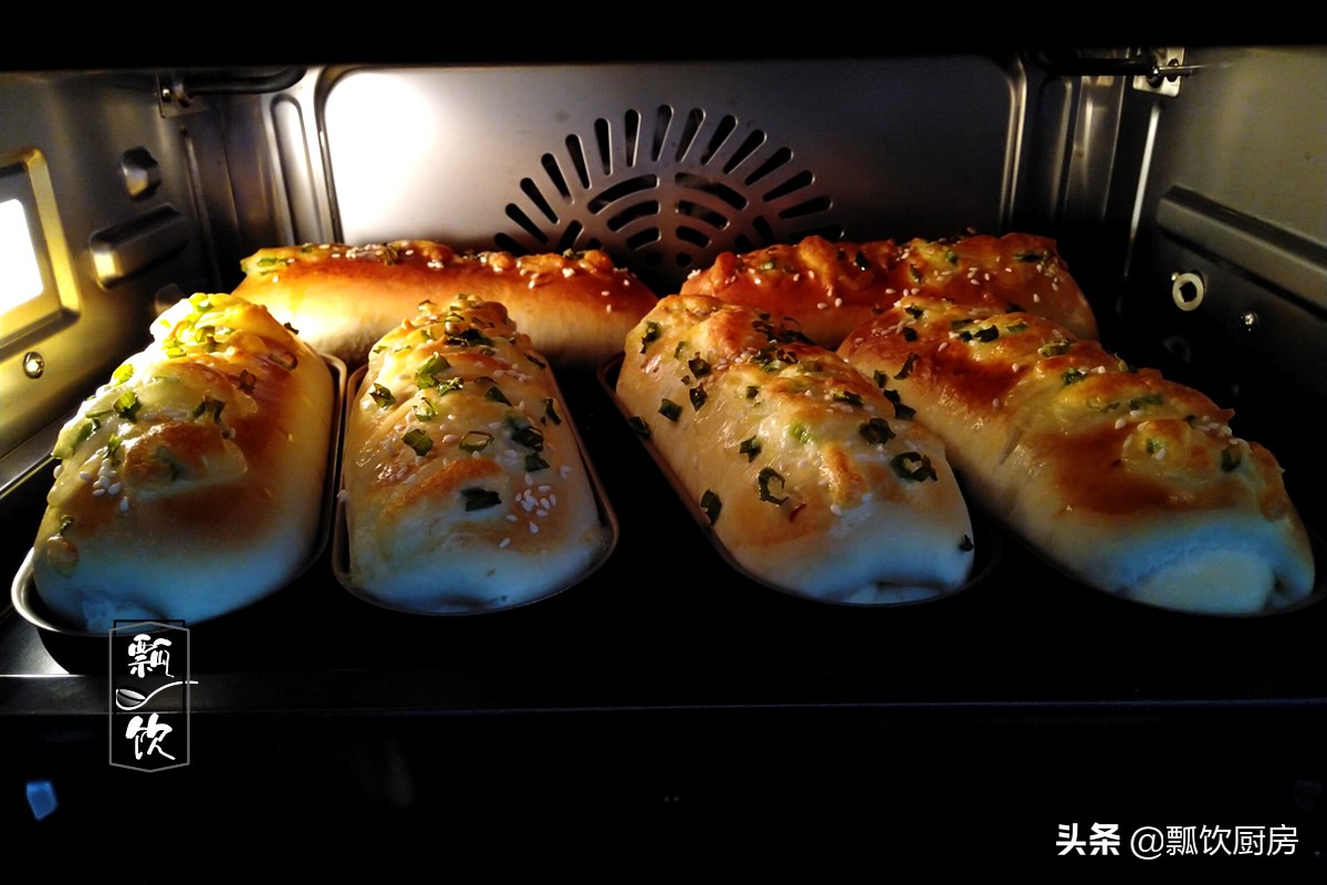 美味面包也能做之有易，简单一卷，撒上料，咸甜有度，早餐的挚爱