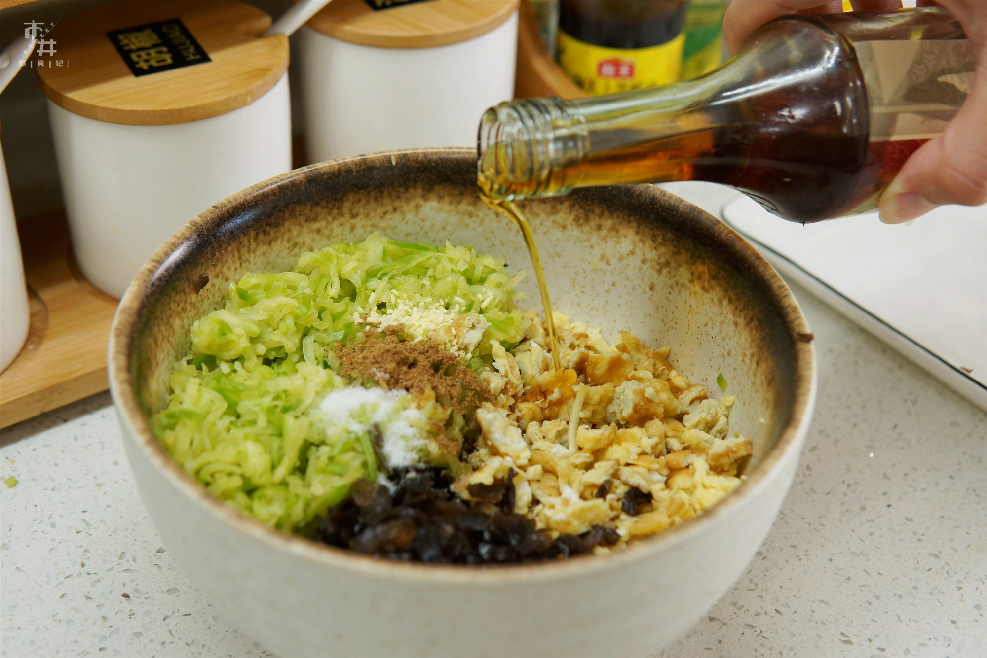 夏天别吃肉饺子了，这2种蔬菜特水嫩，包饺子清