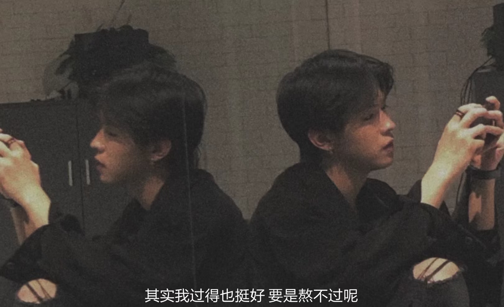 文案：没有明确表达的爱意都是错觉.