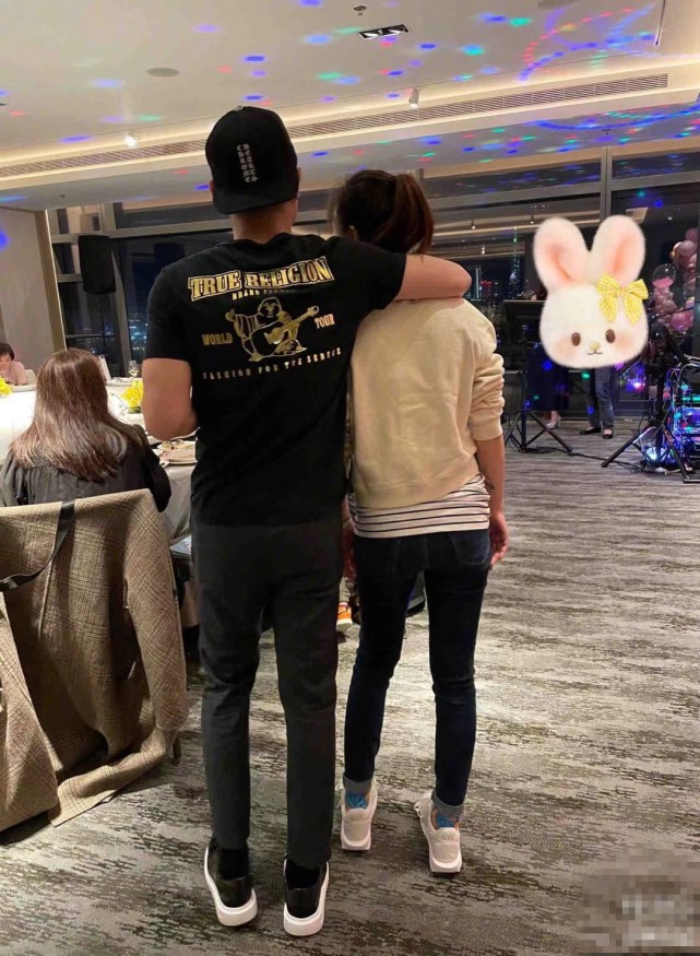 林心如生日宴現場曝光，霍建華秀恩愛，鎖喉式擁抱老婆盡顯佔有欲