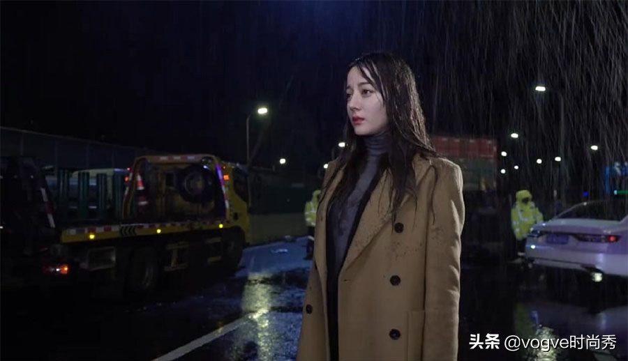 迪丽热巴“雨戏”花絮曝光，主动要求导演再来一个，衣服都湿透了