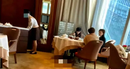 蔡少芬帶兒子逛街喝咖啡，1歲魚蛋和媽媽搶鏡頭，娘娘仨娃太幸福