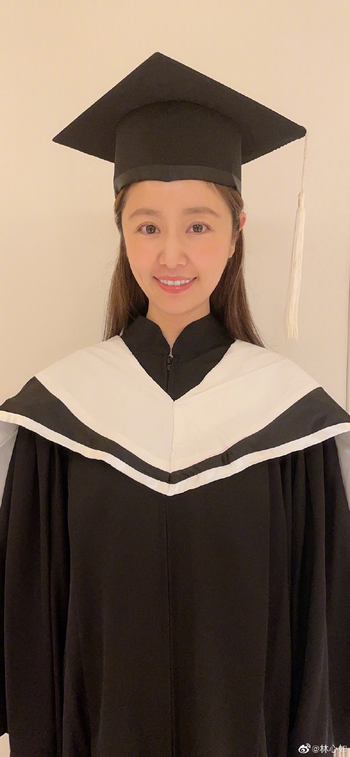 林心如下厨为女儿做美食，小海豚声音意外出镜，喊“拔拔”超甜