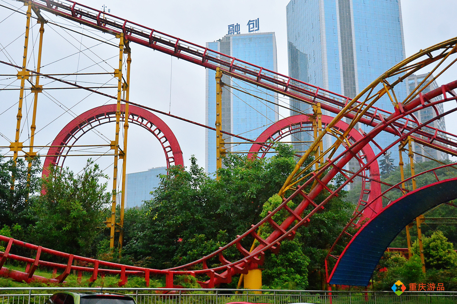 重庆游乐园王者归来：赛博朋克城市与自然生态结合，助力南岸发展