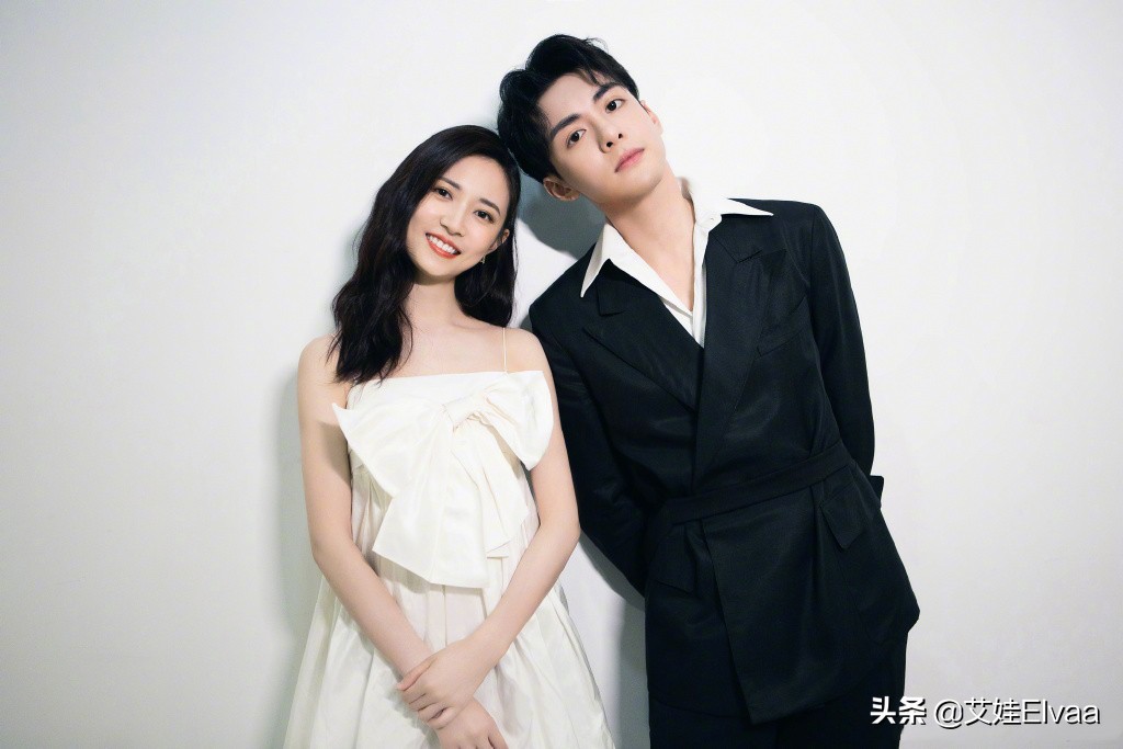 陈钰琪与“张无忌”曾舜晞同框唱歌，穿吊带裙美成焦点，看服我了