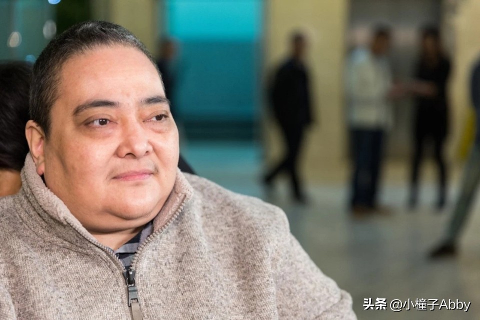 赌王争产揭幕战！长房两女无视丧礼起内讧，战