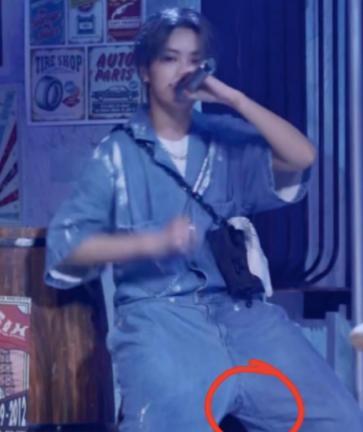 青二经费紧张？选手竟然穿破裆裤，网友：节目