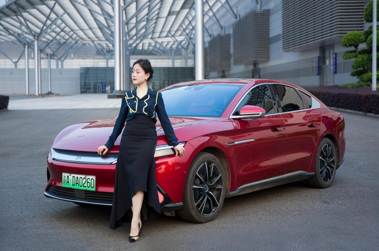 律师的理性与重庆美女的感性,她三次成为比亚迪新能源车主